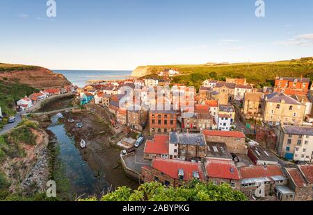 Guardando verso il basso dalla Cowbar sul piccolo villaggio di pescatori di Staithes nel North Yorkshire Foto Stock