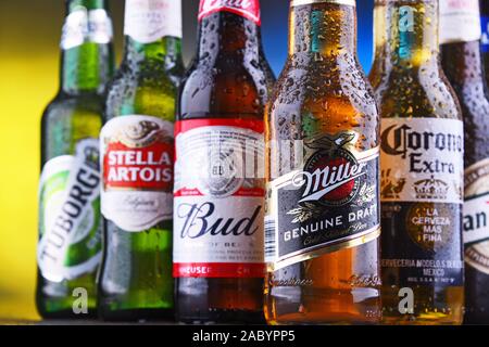 POZNAN, POL - Mar 15, 2019: bottiglie della famosa birra globale marchi tra cui Bud, Miller, Corona, Stella Artois, e San Miguel Foto Stock