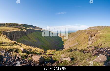 Tazza alta Nick lungo la Pennine Way nel North Pennines vicino Dufton Cumbria è un interessante dal punto di vista geologico valle formata dall'azione glaciale Foto Stock