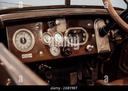 Strumenti e sensori di laccato di colore marrone pannello superiore della vecchia auto Foto Stock