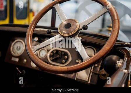 Focalizzato la foto del brown il volante di una vecchia automobile retrò Foto Stock