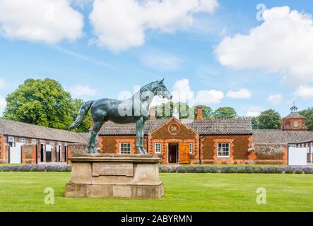 Statua del Principe di Galles' delle corse ippiche Persimmon presso la Queen's maneggio, Royal Stud a Home Azienda il Sandringham Estate, Norfolk, Regno Unito Foto Stock