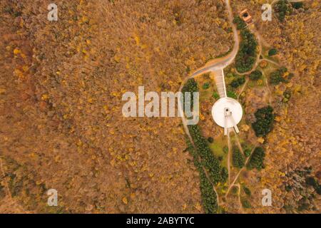 Vista aerea al monumento alla libertà sul Fruska Gora montagna, vicino a Novi Sad Serbia al tempo d'autunno. Foto Stock