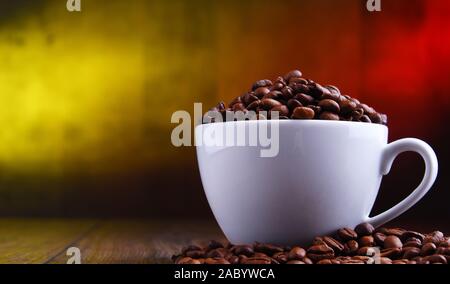 Composizione con il bianco tazza di caffè e fagioli. Foto Stock