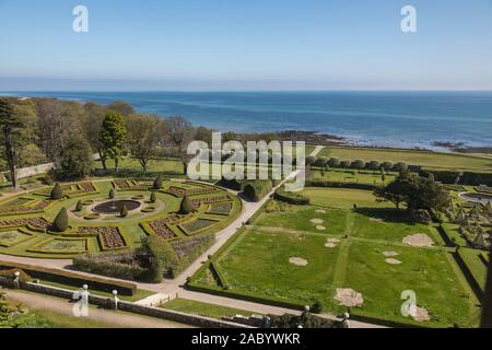 Vista da sopra dei giardini formali sotto Dunrobin Castle. Queste sono basate su Sir Charles Barry layout originale di parterres fioriti, ispirato dalla ga Foto Stock