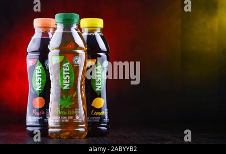 POZNAN, POL - 5 GIU 2019: le bottiglie di plastica di Nestea, una marca di tè freddo e bevande fresche soluzioni di proprietà di Nestlé e fabbricati dalla Coca-Co Foto Stock