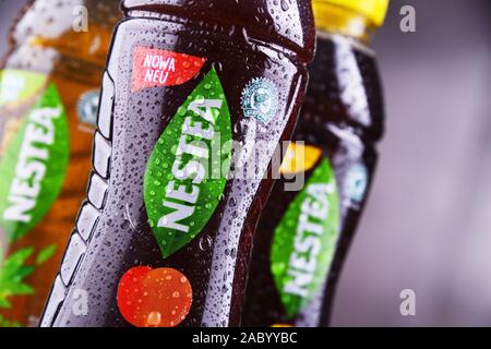 POZNAN, POL - 5 GIU 2019: le bottiglie di plastica di Nestea, una marca di tè freddo e bevande fresche soluzioni di proprietà di Nestlé e fabbricati dalla Coca-Co Foto Stock