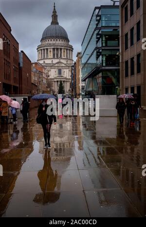 Londra Inghilterra la gente camminare sotto la pioggia. Novembre 2019 Foto Stock