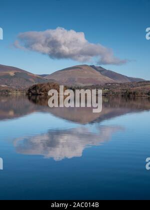 Derwentwater Keswick Cumbria, Regno Unito. 29 Nov, 2019. Bella riflessioni nel distretto del lago paesaggio oggi su un congelamento e chiara soleggiata giornata invernale. Il freddo è impostata su continua per tutto il weekend con un disco frost per tutta la notte. Credito: Julian Eales/Alamy Live News Foto Stock