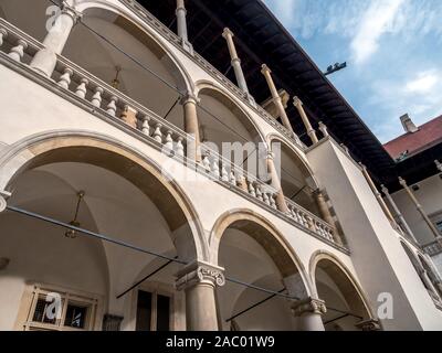 Cortile porticato lo storico Castello Reale di Wawel, Cracovia in Polonia Foto Stock