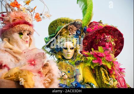 Venezia - Italia - febbraio 18, 2012 - gruppo di tre persone in tipici costumi di carnevale a Venezia Foto Stock