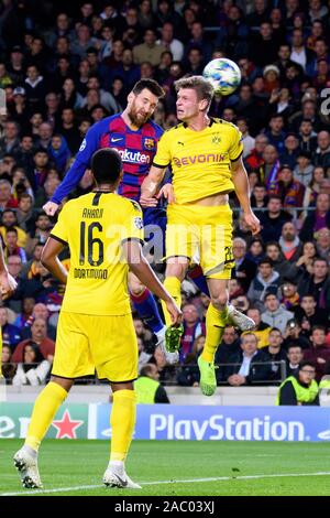 Barcellona, Spagna. 27 Nov, 2019. Messi (L) salta per un'antenna sfera contro Piszczcek (R) durante la Champions League match tra FC Barcelona e Foto Stock