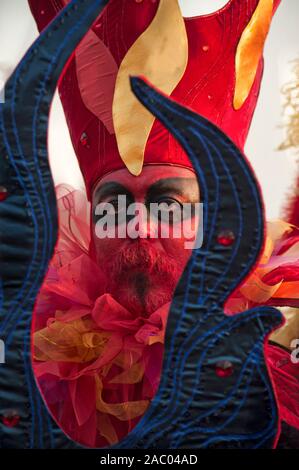 Venezia - Italia - febbraio 18, 2012 - close-up di uomo barbuto in rosso costume di carnevale Foto Stock