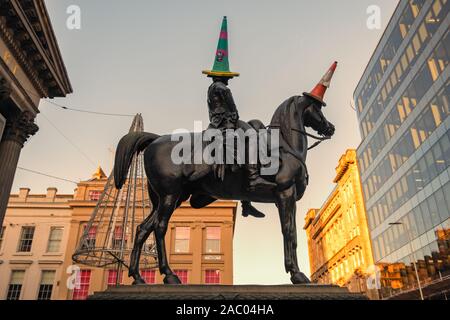 Glasgow, Scotland, Regno Unito. 29 Nov, 2019. Regno Unito Meteo. La statua del Duca di Wellington con una verde e rosso e il traffico sul cono del duca della testa e un rosso e bianco cono di traffico sulla testa del War Horse di Copenhagen. Credito: Berretto Alamy/Live News Foto Stock