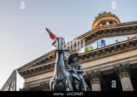 Glasgow, Scotland, Regno Unito. 29 Nov, 2019. Regno Unito Meteo. La statua del Duca di Wellington con una verde e rosso e il traffico sul cono del duca della testa e un rosso e bianco cono di traffico sulla testa del War Horse di Copenhagen. Credito: Berretto Alamy/Live News Foto Stock