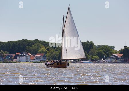 Auswanderer, tradizionali imbarcazioni a vela di legno in barca a vela con i turisti su Steinhuder Meer / Lago Steinhude, Bassa Sassonia / Bassa Sassonia, Germania Foto Stock