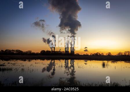 Fiddlers Ferry Coal Fired power station al tramonto di sera d'inverno. La Riflessione Foto Stock