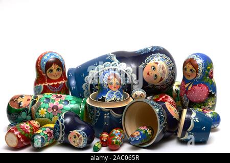 Tradizionale russo bambole di nesting sparsi in un pasticcio su sfondo bianco Foto Stock