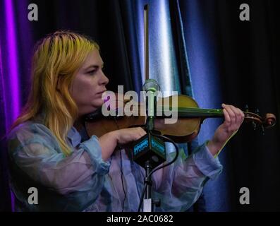 BALA CYNWYD, PA, Stati Uniti d'America - Ottobre 08, 2019: American indie rock band la testa e il cuore visita Radio 104.5's teatro delle prestazioni. Foto Stock
