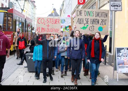 "Venerdì per il futuro' Schülerdemonstration gegen die Klimapolitik mit Schülern und Schülerin Vom Bahnhof zum Foto Stock