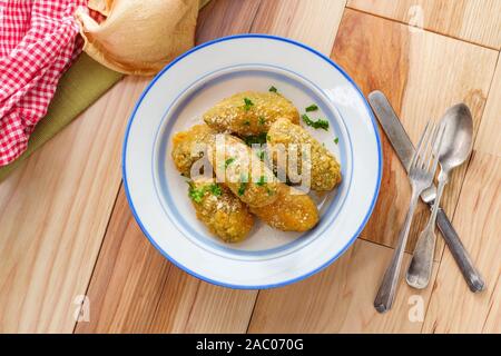 Fritto croccante di formaggio cheddar jalapeno popper morsi servita su legno tavolo da cucina Foto Stock