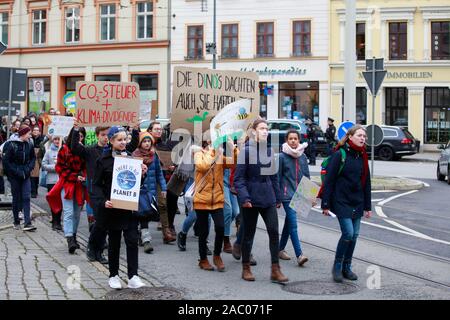 "Venerdì per il futuro' Schülerdemonstration gegen die Klimapolitik mit Schülern und Schülerin Vom Bahnhof zum Foto Stock