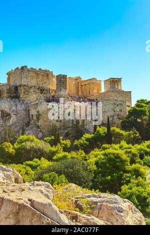 Giornata Atene paesaggio panoramico con vista sull'Acropoli contro il cielo blu, Grecia Foto Stock