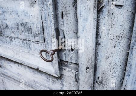 Vecchio shabby porta con una chiave antica Foto Stock