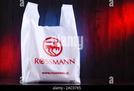 POZNAN, POL - Agosto 28, 2019: borsa da shopping di Rossmann, un tedesco drug store catena con oltre 3,790 sedi in Europa, fondata nel 1972 da Dirk Rossmann Foto Stock