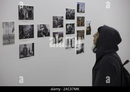 Tehran, Iran. 29 Nov, 2019. La gente visita American fotoreporter, David Burnett presentano presso la Galleria Ab-Anbar nel centro di Teheran, Iran. David Burnett è un fotoreporter americano con sede a Washington, DC il suo lavoro dal 1979 rivoluzione iraniana è stata pubblicato estesamente nel tempo. Egli è stato un membro della Gamma agenzia fotografica e co-fondato Contatti stampa Immagini. Credito: Rouzbeh Fouladi/ZUMA filo/Alamy Live News Foto Stock