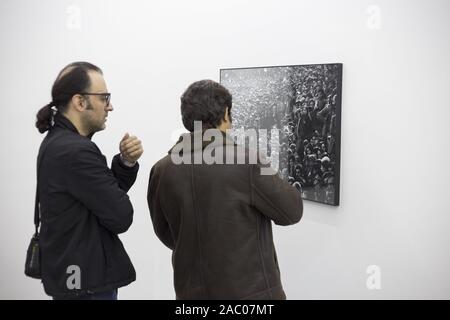 Tehran, Iran. 29 Nov, 2019. La gente visita American fotoreporter, David Burnett presentano presso la Galleria Ab-Anbar nel centro di Teheran, Iran. David Burnett è un fotoreporter americano con sede a Washington, DC il suo lavoro dal 1979 rivoluzione iraniana è stata pubblicato estesamente nel tempo. Egli è stato un membro della Gamma agenzia fotografica e co-fondato Contatti stampa Immagini. Credito: Rouzbeh Fouladi/ZUMA filo/Alamy Live News Foto Stock