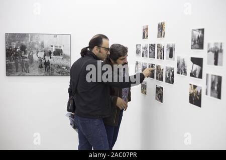 Tehran, Iran. 29 Nov, 2019. La gente visita American fotoreporter, David Burnett presentano presso la Galleria Ab-Anbar nel centro di Teheran, Iran. David Burnett è un fotoreporter americano con sede a Washington, DC il suo lavoro dal 1979 rivoluzione iraniana è stata pubblicato estesamente nel tempo. Egli è stato un membro della Gamma agenzia fotografica e co-fondato Contatti stampa Immagini. Credito: Rouzbeh Fouladi/ZUMA filo/Alamy Live News Foto Stock