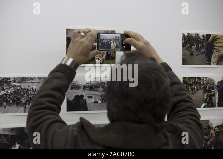 Tehran, Iran. 29 Nov, 2019. La gente visita American fotoreporter, David Burnett presentano presso la Galleria Ab-Anbar nel centro di Teheran, Iran. David Burnett è un fotoreporter americano con sede a Washington, DC il suo lavoro dal 1979 rivoluzione iraniana è stata pubblicato estesamente nel tempo. Egli è stato un membro della Gamma agenzia fotografica e co-fondato Contatti stampa Immagini. Credito: Rouzbeh Fouladi/ZUMA filo/Alamy Live News Foto Stock