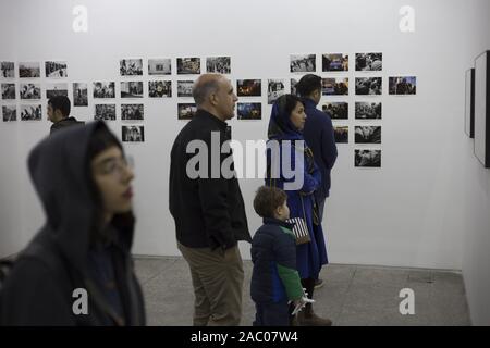 Tehran, Iran. 29 Nov, 2019. La gente visita American fotoreporter, David Burnett presentano presso la Galleria Ab-Anbar nel centro di Teheran, Iran. David Burnett è un fotoreporter americano con sede a Washington, DC il suo lavoro dal 1979 rivoluzione iraniana è stata pubblicato estesamente nel tempo. Egli è stato un membro della Gamma agenzia fotografica e co-fondato Contatti stampa Immagini. Credito: Rouzbeh Fouladi/ZUMA filo/Alamy Live News Foto Stock