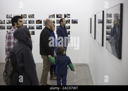 Tehran, Iran. 29 Nov, 2019. La gente visita American fotoreporter, David Burnett presentano presso la Galleria Ab-Anbar nel centro di Teheran, Iran. David Burnett è un fotoreporter americano con sede a Washington, DC il suo lavoro dal 1979 rivoluzione iraniana è stata pubblicato estesamente nel tempo. Egli è stato un membro della Gamma agenzia fotografica e co-fondato Contatti stampa Immagini. Credito: Rouzbeh Fouladi/ZUMA filo/Alamy Live News Foto Stock