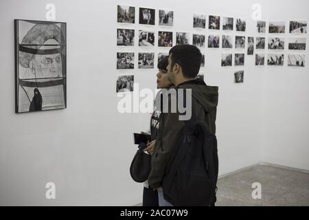 Tehran, Iran. 29 Nov, 2019. La gente visita American fotoreporter, David Burnett presentano presso la Galleria Ab-Anbar nel centro di Teheran, Iran. David Burnett è un fotoreporter americano con sede a Washington, DC il suo lavoro dal 1979 rivoluzione iraniana è stata pubblicato estesamente nel tempo. Egli è stato un membro della Gamma agenzia fotografica e co-fondato Contatti stampa Immagini. Credito: Rouzbeh Fouladi/ZUMA filo/Alamy Live News Foto Stock