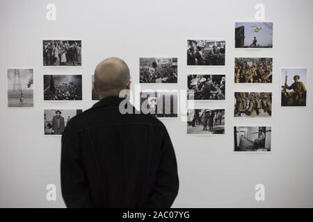 Tehran, Iran. 29 Nov, 2019. La gente visita American fotoreporter, David Burnett presentano presso la Galleria Ab-Anbar nel centro di Teheran, Iran. David Burnett è un fotoreporter americano con sede a Washington, DC il suo lavoro dal 1979 rivoluzione iraniana è stata pubblicato estesamente nel tempo. Egli è stato un membro della Gamma agenzia fotografica e co-fondato Contatti stampa Immagini. Credito: Rouzbeh Fouladi/ZUMA filo/Alamy Live News Foto Stock