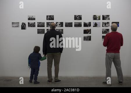 Tehran, Iran. 29 Nov, 2019. La gente visita American fotoreporter, David Burnett presentano presso la Galleria Ab-Anbar nel centro di Teheran, Iran. David Burnett è un fotoreporter americano con sede a Washington, DC il suo lavoro dal 1979 rivoluzione iraniana è stata pubblicato estesamente nel tempo. Egli è stato un membro della Gamma agenzia fotografica e co-fondato Contatti stampa Immagini. Credito: Rouzbeh Fouladi/ZUMA filo/Alamy Live News Foto Stock