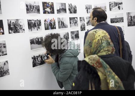 Tehran, Iran. 29 Nov, 2019. La gente visita American fotoreporter, David Burnett presentano presso la Galleria Ab-Anbar nel centro di Teheran, Iran. David Burnett è un fotoreporter americano con sede a Washington, DC il suo lavoro dal 1979 rivoluzione iraniana è stata pubblicato estesamente nel tempo. Egli è stato un membro della Gamma agenzia fotografica e co-fondato Contatti stampa Immagini. Credito: Rouzbeh Fouladi/ZUMA filo/Alamy Live News Foto Stock