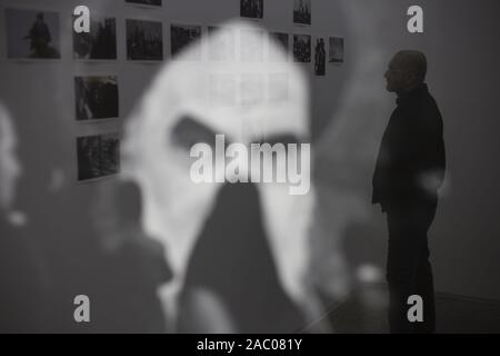 Tehran, Iran. 29 Nov, 2019. La gente visita American fotoreporter, David Burnett presentano presso la Galleria Ab-Anbar nel centro di Teheran, Iran. David Burnett è un fotoreporter americano con sede a Washington, DC il suo lavoro dal 1979 rivoluzione iraniana è stata pubblicato estesamente nel tempo. Egli è stato un membro della Gamma agenzia fotografica e co-fondato Contatti stampa Immagini. Credito: Rouzbeh Fouladi/ZUMA filo/Alamy Live News Foto Stock