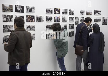 Tehran, Iran. 29 Nov, 2019. La gente visita American fotoreporter, David Burnett presentano presso la Galleria Ab-Anbar nel centro di Teheran, Iran. David Burnett è un fotoreporter americano con sede a Washington, DC il suo lavoro dal 1979 rivoluzione iraniana è stata pubblicato estesamente nel tempo. Egli è stato un membro della Gamma agenzia fotografica e co-fondato Contatti stampa Immagini. Credito: Rouzbeh Fouladi/ZUMA filo/Alamy Live News Foto Stock