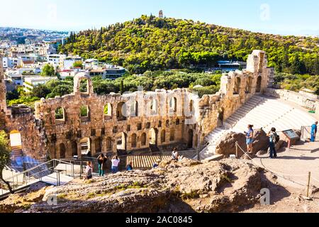 Athens, Grecia - 14 Ottobre 2016: la gente vicino antico Herodes Atticus anfiteatro teatro dell'Acropoli di Atene, punto di riferimento della Grecia Foto Stock