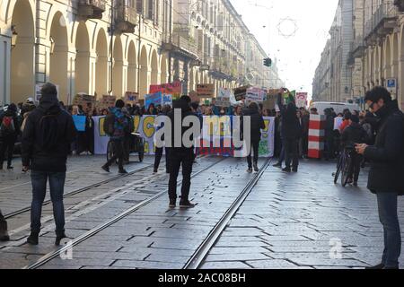 Torino, Italia. 29 Nov 2019. Mondiale sui cambiamenti climatici di protesta, Torino, Italia. 29 Nov, 2019. Credito: Rosa Russo/Alamy Live News Foto Stock