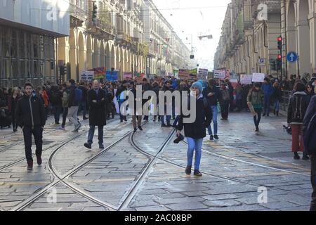 Torino, Italia. 29 Nov 2019. Mondiale sui cambiamenti climatici di protesta, Torino, Italia. 29 Nov, 2019. Credito: Rosa Russo/Alamy Live News Foto Stock