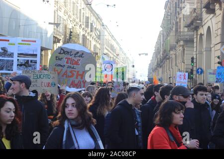 Torino, Italia. 29 Nov 2019. Mondiale sui cambiamenti climatici di protesta, Torino, Italia. 29 Nov, 2019. Credito: Rosa Russo/Alamy Live News Foto Stock