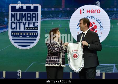 Nita Ambani, Presidente del calcio lo sviluppo dello sport Limited e Reliance Foundation e Ferran Soriano, CFG Chief Executive Officer durante un evento di annuncio.Manchester City società madre della città Gruppo di calcio (CFG) acquista la maggioranza delle partecipazioni nella città di Mumbai FC. Foto Stock