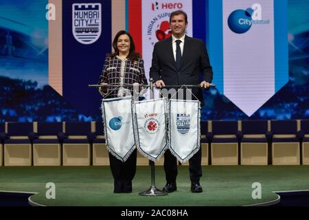 Nita Ambani, Presidente del calcio lo sviluppo dello sport Limited e Reliance Foundation e Ferran Soriano, CFG Chief Executive Officer durante un evento di annuncio.Manchester City società madre della città Gruppo di calcio (CFG) acquista la maggioranza delle partecipazioni nella città di Mumbai FC. Foto Stock