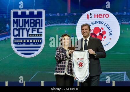 Nita Ambani, Presidente del calcio lo sviluppo dello sport Limited e Reliance Foundation e Ferran Soriano, CFG Chief Executive Officer durante un evento di annuncio.Manchester City società madre della città Gruppo di calcio (CFG) acquista la maggioranza delle partecipazioni nella città di Mumbai FC. Foto Stock