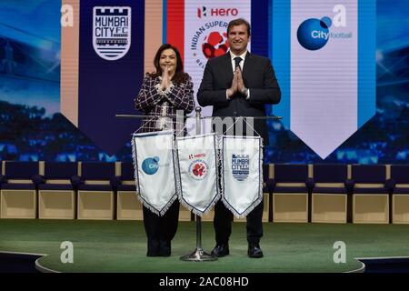 Nita Ambani, Presidente del calcio lo sviluppo dello sport Limited e Reliance Foundation e Ferran Soriano, CFG Chief Executive Officer durante un evento di annuncio.Manchester City società madre della città Gruppo di calcio (CFG) acquista la maggioranza delle partecipazioni nella città di Mumbai FC. Foto Stock