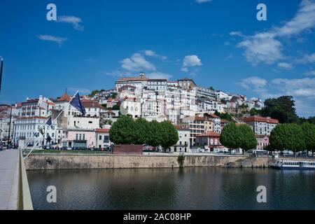 Skyline di Coimbra, Portogallo attraverso il fiume Foto Stock